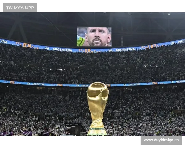 「世界杯名场面」2014年世界杯，梅西凝视大力神杯
